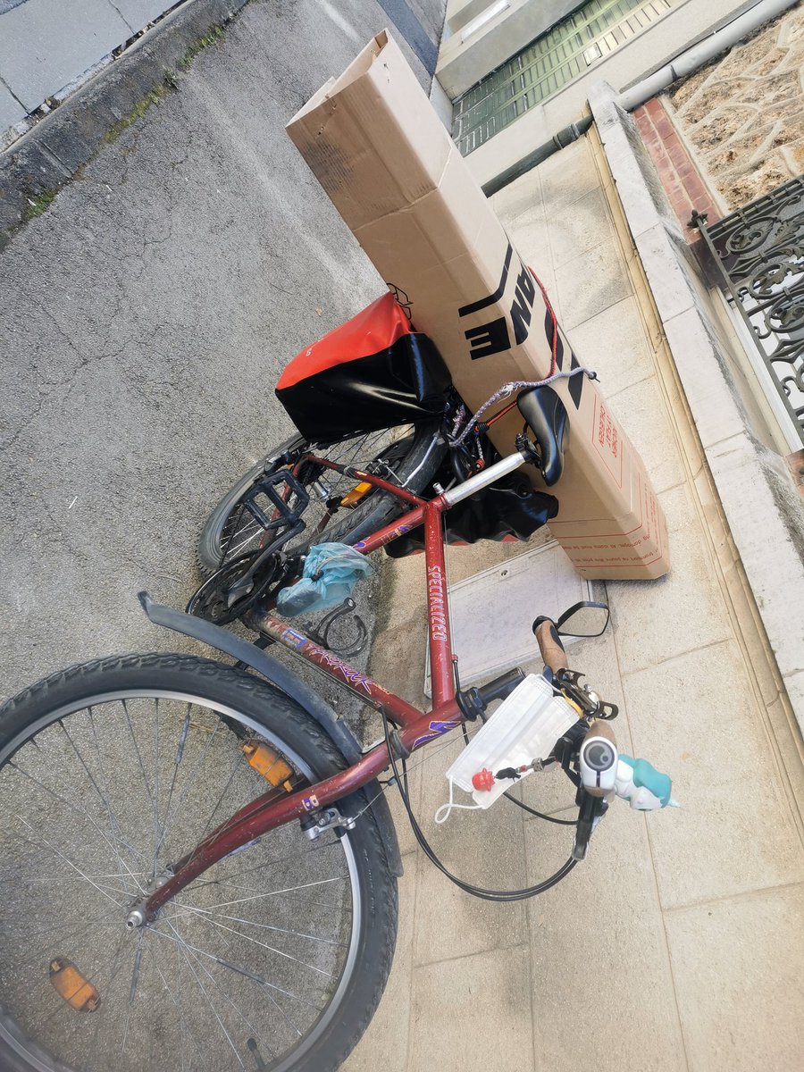 Mais ça va pas, ça tiendra jamais sur un vélo ! Eh eh, même mon vélociste ne connaît pas toutes les ressources du biclou 😁 (j'ai pris un itinéraire désert pour ne faucher personne 😊) #SolutionVelo