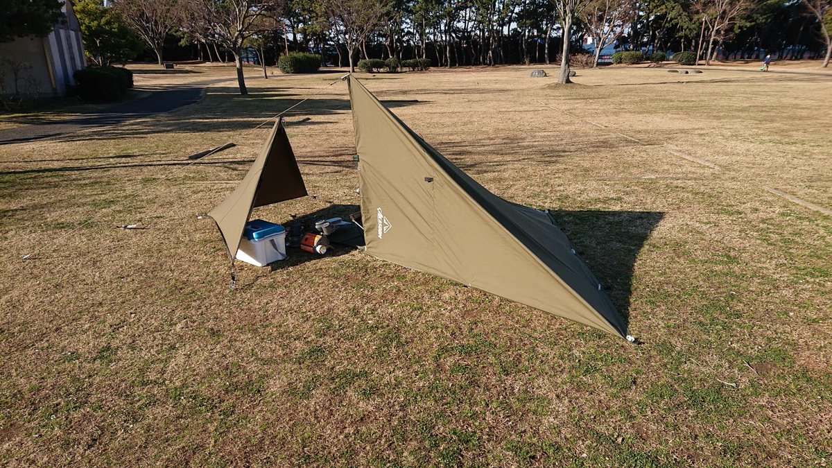 AkasoomOutdoor's tweet photo. 嵩張るポリコットン生地でタープ泊でどこまで小さく出来るか限界に挑戦！
長辺の片方をベタ張り��、反対の長辺の中央にポールを立てただけ
バイク、自転車、徒歩で荷物を少しでも小さくしたい方にはお勧めです

#2.2*2.8Mタープ
#キャンプ 
＃tcタープ
#アウトドア 
#キャンプ好きな人と繋がりたい https://t.co/F8U2QoKyq7