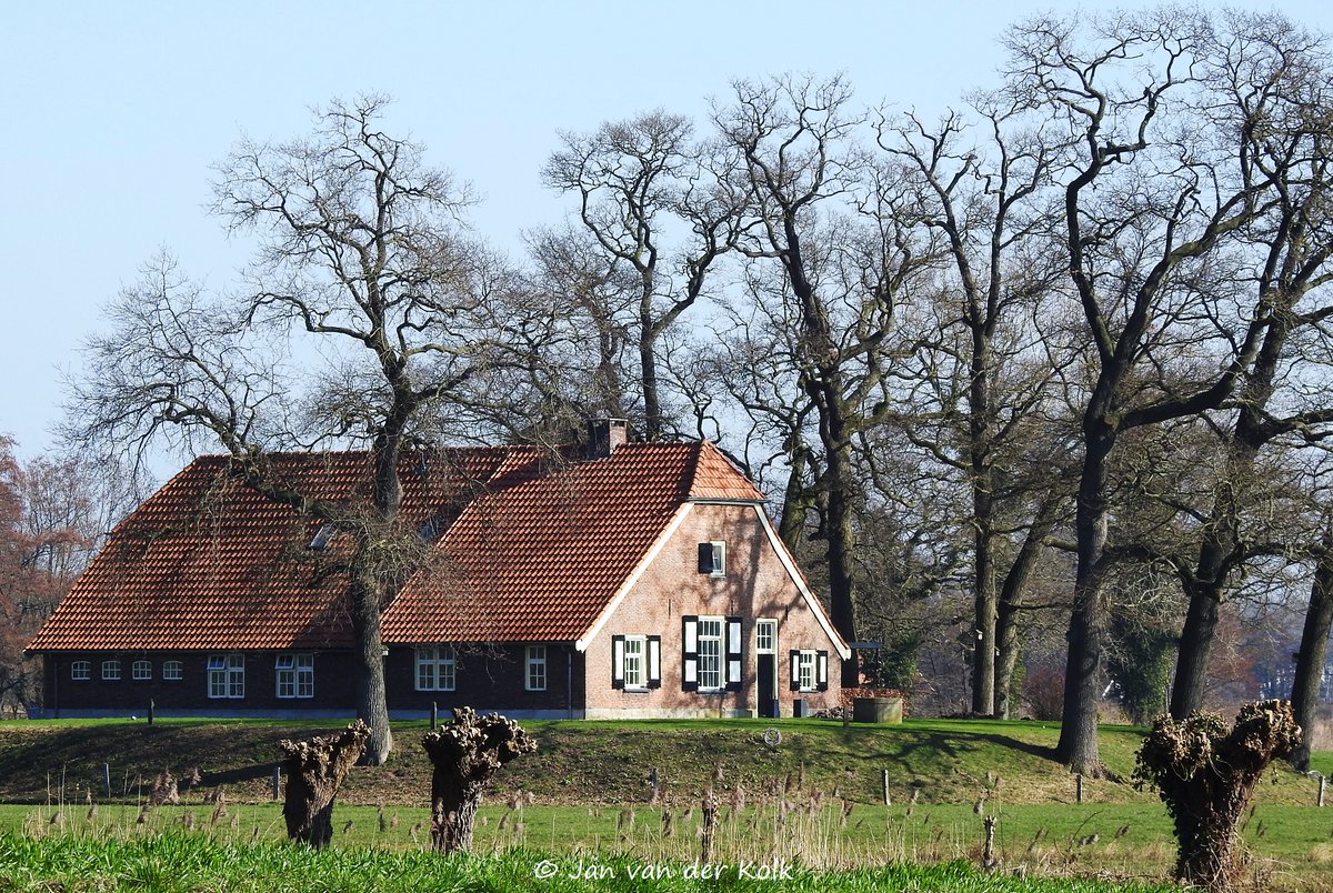 BekiekTwente's tweet photo. Erve Hondeborg is gebouwd op een heuvel omringd door eeuwenoude eikenbomen en een gracht in de vorm van een hoefijzer. Ooit stond hier een heuse burcht van waaruit ridders de omgeving controleerden.
https://t.co/g7XI1PjpH5
#Azelo #Zenderen #Borne #Twente #BekiekTwente https://t.co/rOXz6CoAcX