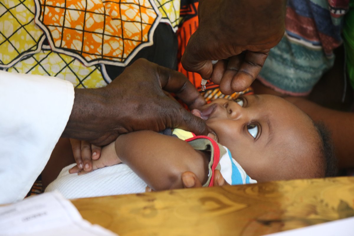 OMSRDCONGO's tweet photo. 2ème Jour de la campagne de vaccination contre le #poliovirus #cVDPV1 visant à immuniser plus de 10,8 millions d'enfants âgés de 0 à 59 mois dans 11 provinces 🇨🇩. Les parents & les vaccinateurs doivent veiller à ce que chaque enfant soit vacciné contre cette maladie invalidante https://t.co/g1JGg4SDZF