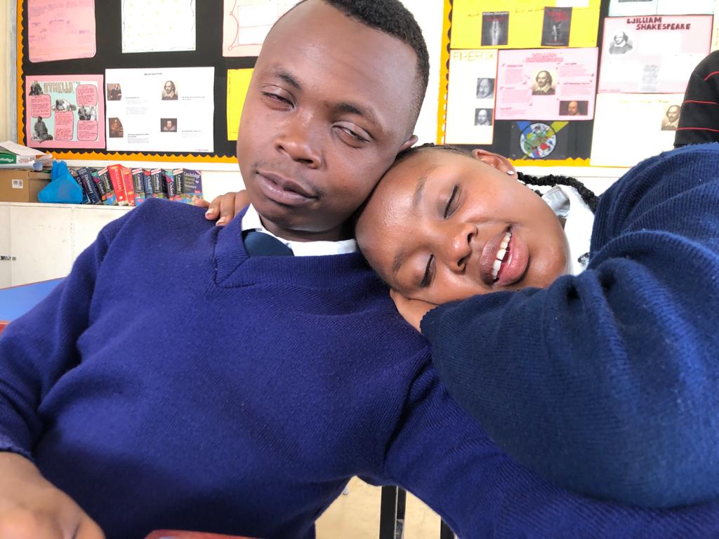 TahidiHighSch's tweet photo. Friday afternoon ikifika unaanza kukosa kuskia maneno poa 😅 weekend loading...💞
#Setlife Korir (Robert Koskey) &amp; Nicole (Alicia Wairimú)

#TahidiHigh #beautiful #love https://t.co/mDEgjbiXpx