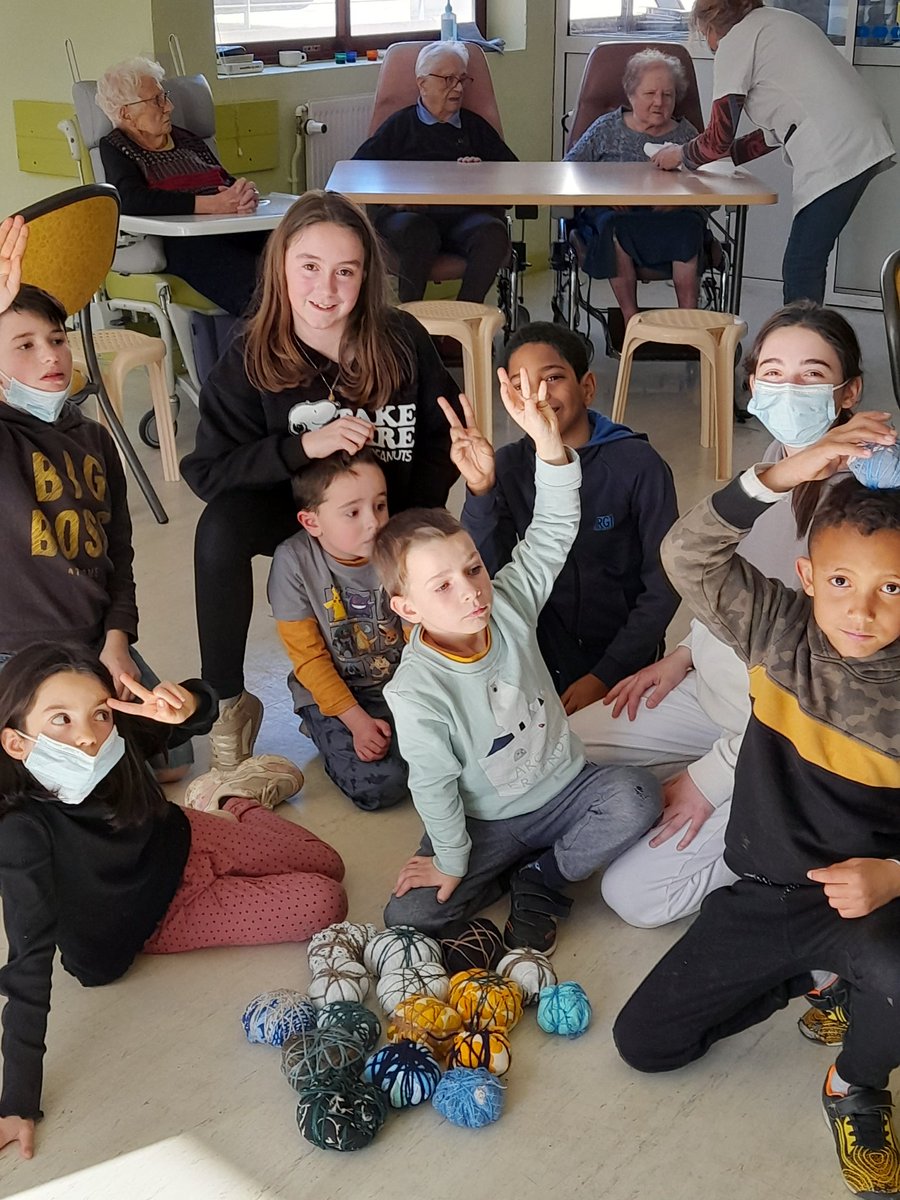 LEO_Brioude's tweet photo. Le retour des enfants à la maison de retraite de l'hôpital de Brioude a eu un succès garanti auprès des résidents. Dans le cadre d'un partenariat  sur les jeux d'adresse, les enfants de 5 à 12 ans ont confectionné merc. 15 mars  des balles pour leur futur chambouletout..à suivre! https://t.co/TxqpyCYzly