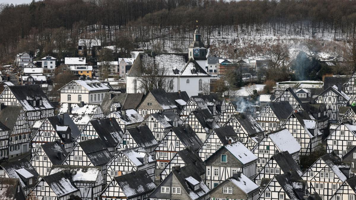 Getötete Luise (12): Geständige Mädchen haben Freudenberg zusammen mit ihren Familien verlassen to.welt.de/9tMN4rG