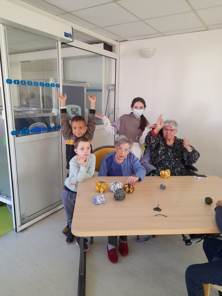 LEO_Brioude's tweet photo. Le retour des enfants à la maison de retraite de l'hôpital de Brioude a eu un succès garanti auprès des résidents. Dans le cadre d'un partenariat  sur les jeux d'adresse, les enfants de 5 à 12 ans ont confectionné merc. 15 mars  des balles pour leur futur chambouletout..à suivre! https://t.co/TxqpyCYzly