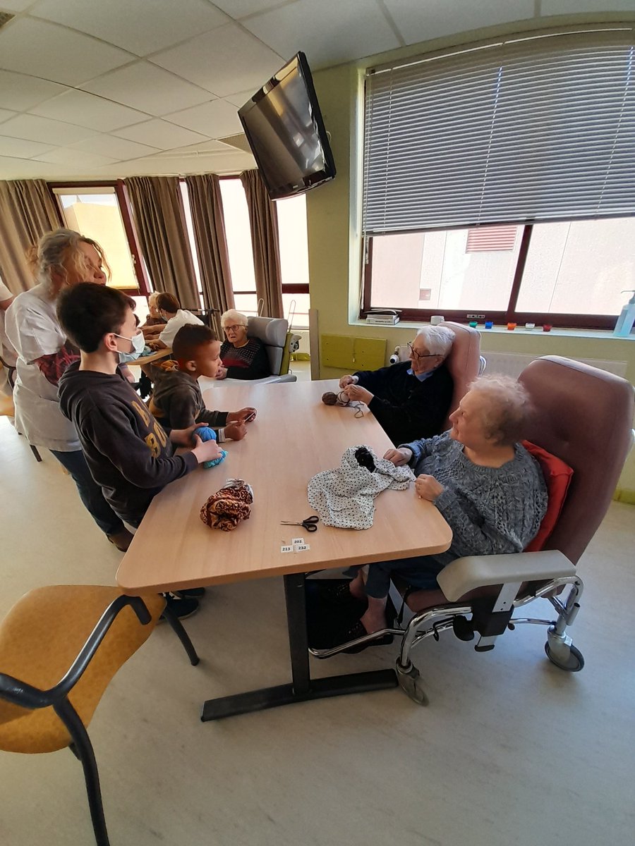 LEO_Brioude's tweet photo. Le retour des enfants à la maison de retraite de l'hôpital de Brioude a eu un succès garanti auprès des résidents. Dans le cadre d'un partenariat  sur les jeux d'adresse, les enfants de 5 à 12 ans ont confectionné merc. 15 mars  des balles pour leur futur chambouletout..à suivre! https://t.co/TxqpyCYzly