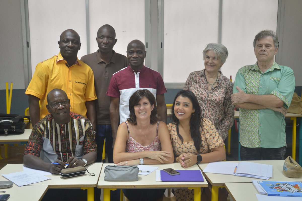 lac_conakry's tweet photo. Dans le cadre du plan de formation continue de @aefeinfo à destination des enseignants des lycées français, Madame RIVIERE et Madame VALSIN respectivement EEMCP2 en Mathématiques et en Anglais ont échangé avec des professeurs évoluant dans ces deux matières au LAC. @migueltesson https://t.co/SmXaAtvZEX