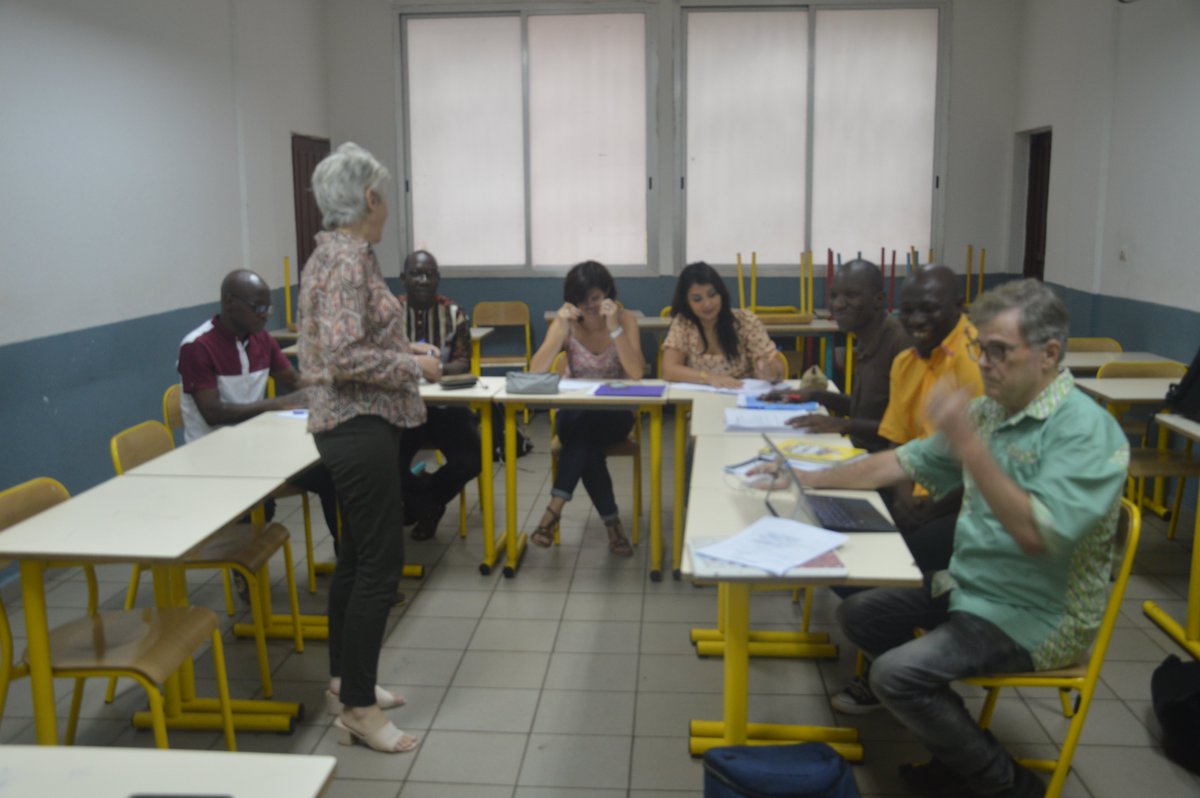 lac_conakry's tweet photo. Dans le cadre du plan de formation continue de @aefeinfo à destination des enseignants des lycées français, Madame RIVIERE et Madame VALSIN respectivement EEMCP2 en Mathématiques et en Anglais ont échangé avec des professeurs évoluant dans ces deux matières au LAC. @migueltesson https://t.co/SmXaAtvZEX