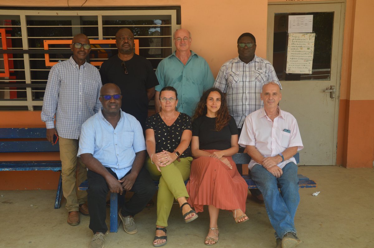lac_conakry's tweet photo. Dans le cadre du plan de formation continue de @aefeinfo à destination des enseignants des lycées français, Madame RIVIERE et Madame VALSIN respectivement EEMCP2 en Mathématiques et en Anglais ont échangé avec des professeurs évoluant dans ces deux matières au LAC. @migueltesson https://t.co/SmXaAtvZEX