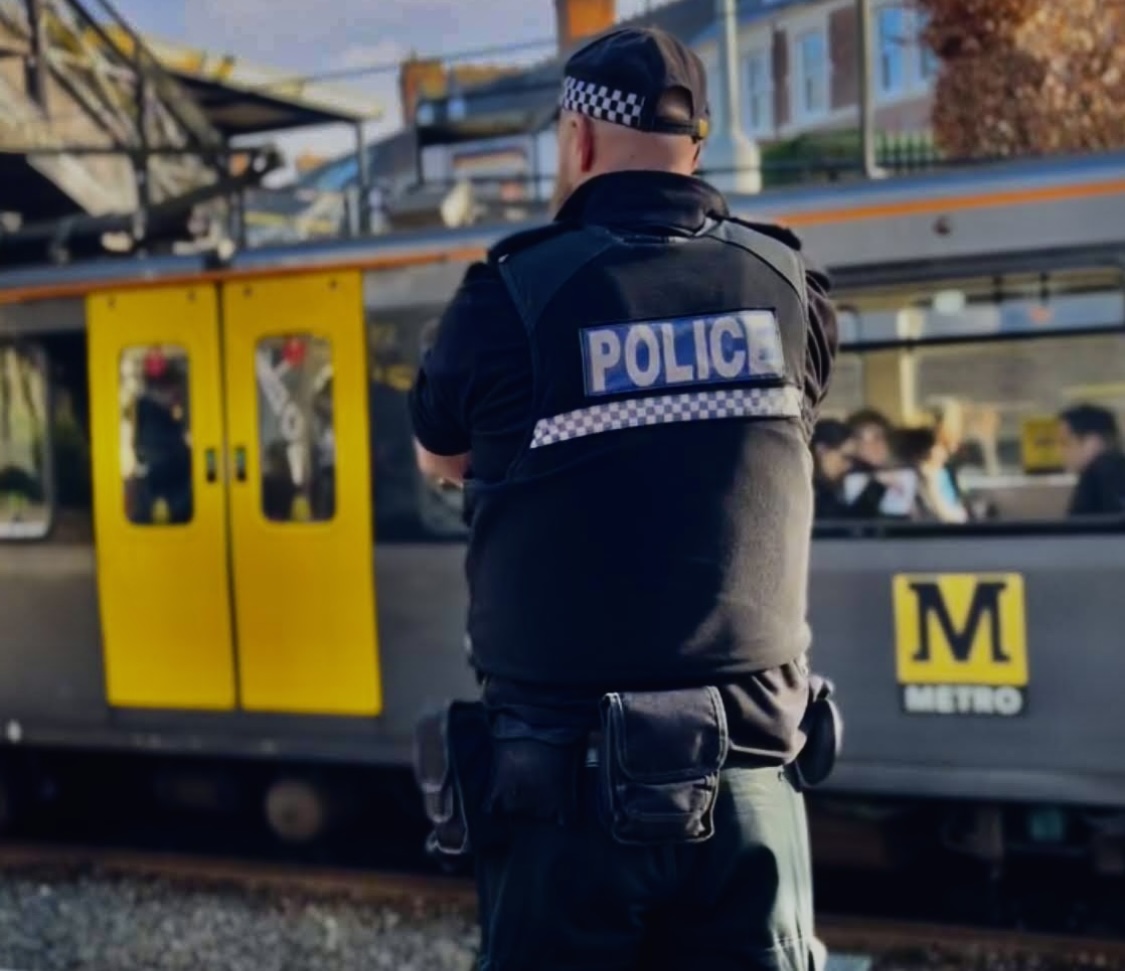 Officers patrolling #SouthGosforth #Metro receive report/missing 5yr old from Mother🚨 @My_Metro staff immediately check CCTV confirming direction child has ran in.Officers start systematic search streets🔍 locate child within 25minutes.Great team effort.#NorthumbriaPolice #Nexus