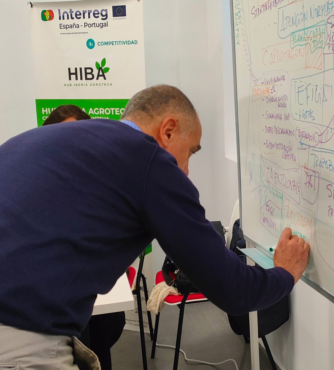 DIHAndAgrotech's tweet photo. 4️⃣ #AgroTechForum #IA

▶️ Asimismo, @miguelhormigo pone sobre la mesa la importancia de los #AlgoritmosVerdes a la hora de dar impulso a una #InteligenciaArtificial respetuosa con el #MedioAmbiente ♻️ https://t.co/y6Arb6iHH1