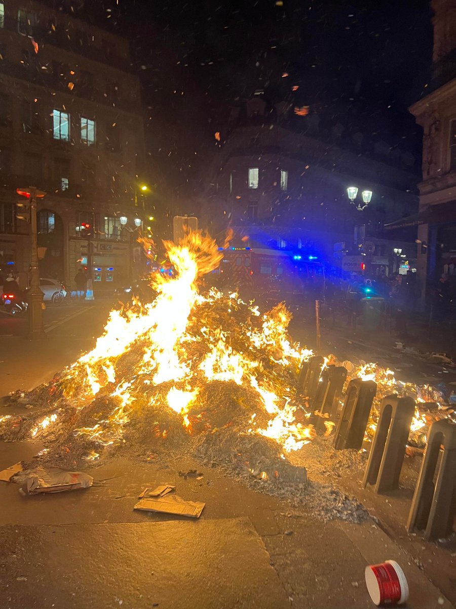 dproletarya's tweet photo. Fransa da 15 Ocak'ta başlayan grev ve sokak gösterileri iki ay boyunca devam etti.

Emeklilik yasasının 16 Mart'ta parlamentoya sunulması bekleniyordu fakat sokağın güçlü muhalefetinin mecliste oluşturduğu basınçla yasanın geçmeyeceğini anlayan Macron

https://t.co/jWnL8PJ5Se https://t.co/xku8mbitEM