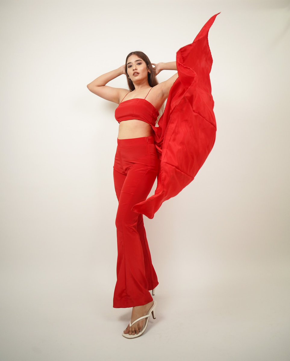 amheur's tweet image. Crafted with armani-satin, the Alizeh set features long back top and flared trousers that shape the silhouette.
Explore more from #EcstasyCollection via the link in bio. 

#Amheur
#RedCoord #RedCoordSet #RedSet #WeekendOutfit #vocalforlocalindia #HomeGrownBrandsIndia #SlowFashion