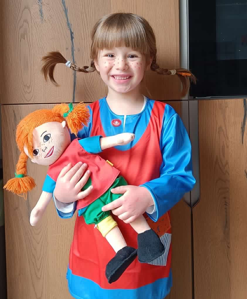 Fan art friday! Flora (living in Italy) made a Pippi drawing at World Book Day. We love it and her outfit the same day. 

#fanartfriday #pippilongstocking #pippi #worldbookday