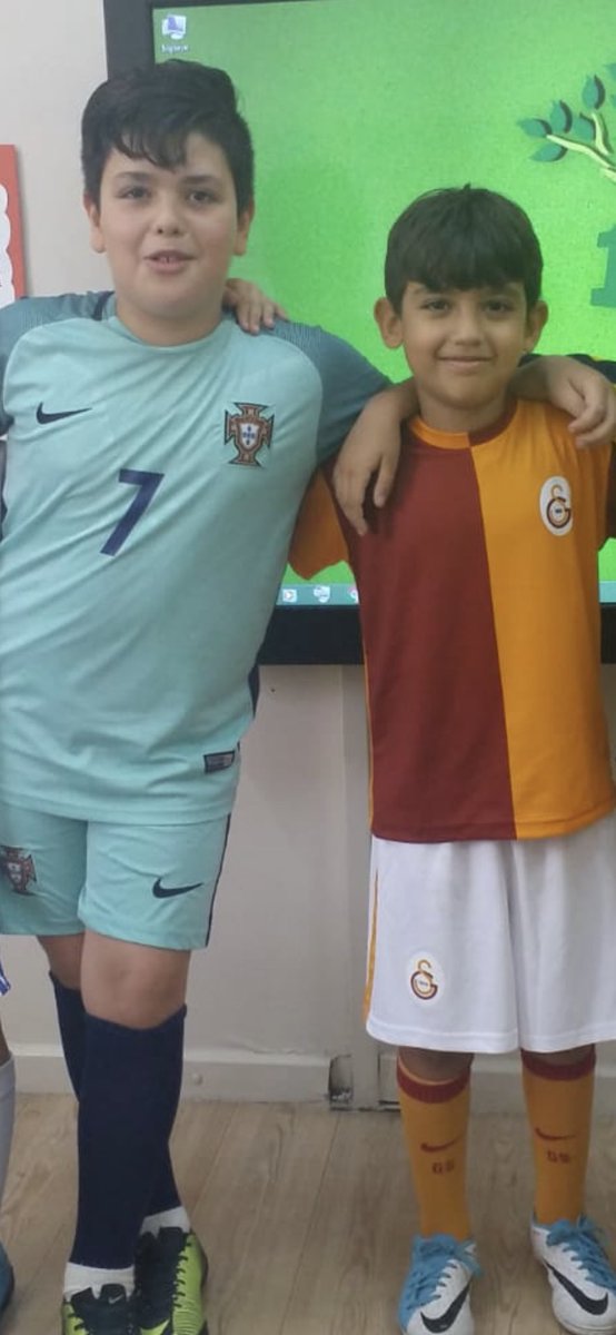 Doruğumuz, güzel oğlumuz, Mustafa’mın en yakın arkadaşı, sıra arkadaşı, şimdi de yoldaşı…. İyi ki bizimle oldunuz, iyi ki tüm doğumgünlerini birlikte geçirdik, bu gece tüm yıldızlar senin için mum ışığı olsun, doğum günün kutlu olsun, seni seviyoruz ❤️