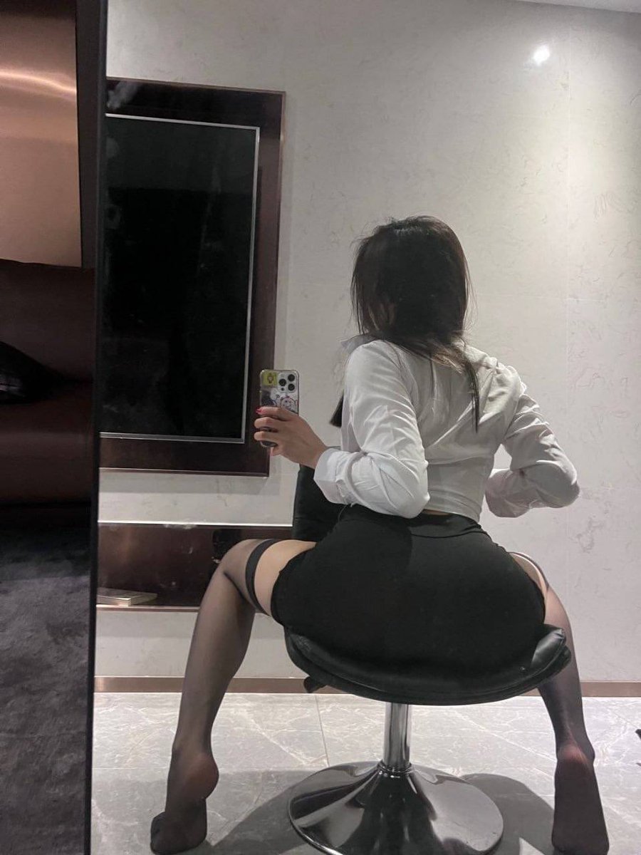 Bm552200's tweet photo. 世界上也有五千朵和我一模一样的花，但只有是我独一无二的野玫瑰。我是我不一样的烟火，我行我素哥哥们你敢采么💕不怕那就一起缠绵以毒攻毒 https://t.co/oLDpaYL1iQ