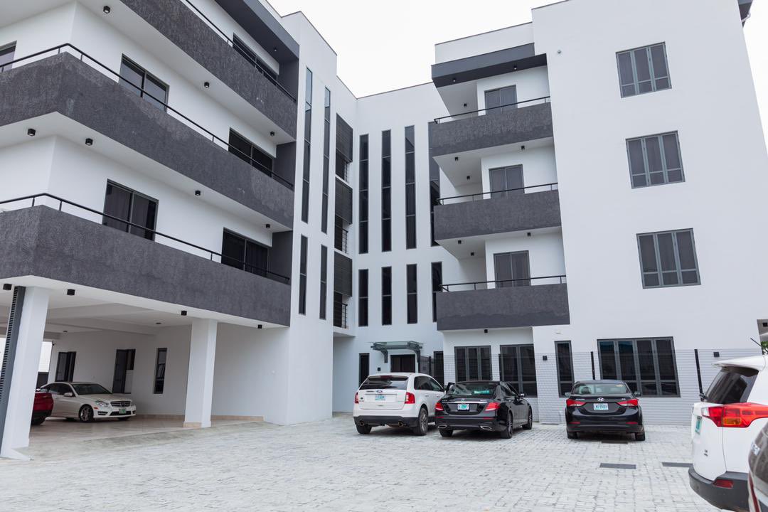 dreamwithadaku's tweet photo. Amenities includes.
✅pool
✅gym
✅table tennis
✅Washing machine 
✅WiFi 
✅DSTV
✅Constant electricity 
✅Security 
✅Housekeeping and lots more https://t.co/M09hlXec8o
