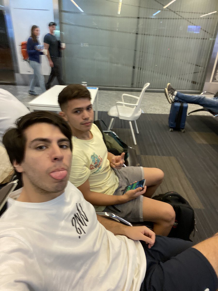_lautilobos's tweet photo. Nos vamos. Nos cansamos de que no alcance, de que todos los días sea más difícil. La única salida está en Ezeiza. Los invitamos a hacer lo mismo, emigren sin miedo, hay una vida mejor afuera. Les dejamos nuestra última foto en este país. https://t.co/TAppvDsXNf