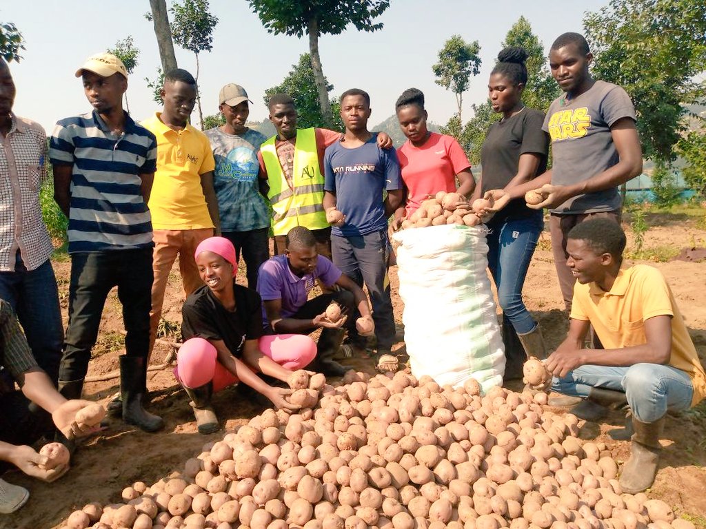 AGRIRESEARCHLtd's tweet photo. With smiles,#farmers welcomed 2023A season's #harvest. But #postharvestlosses scare them!To maintain these smiles,join us to expand our services to be able to accommodate your needs.Reach out to us and let's see how best we can work together with affordable #coldstorage  &amp; #ZEEC https://t.co/MN5RFXy6F8