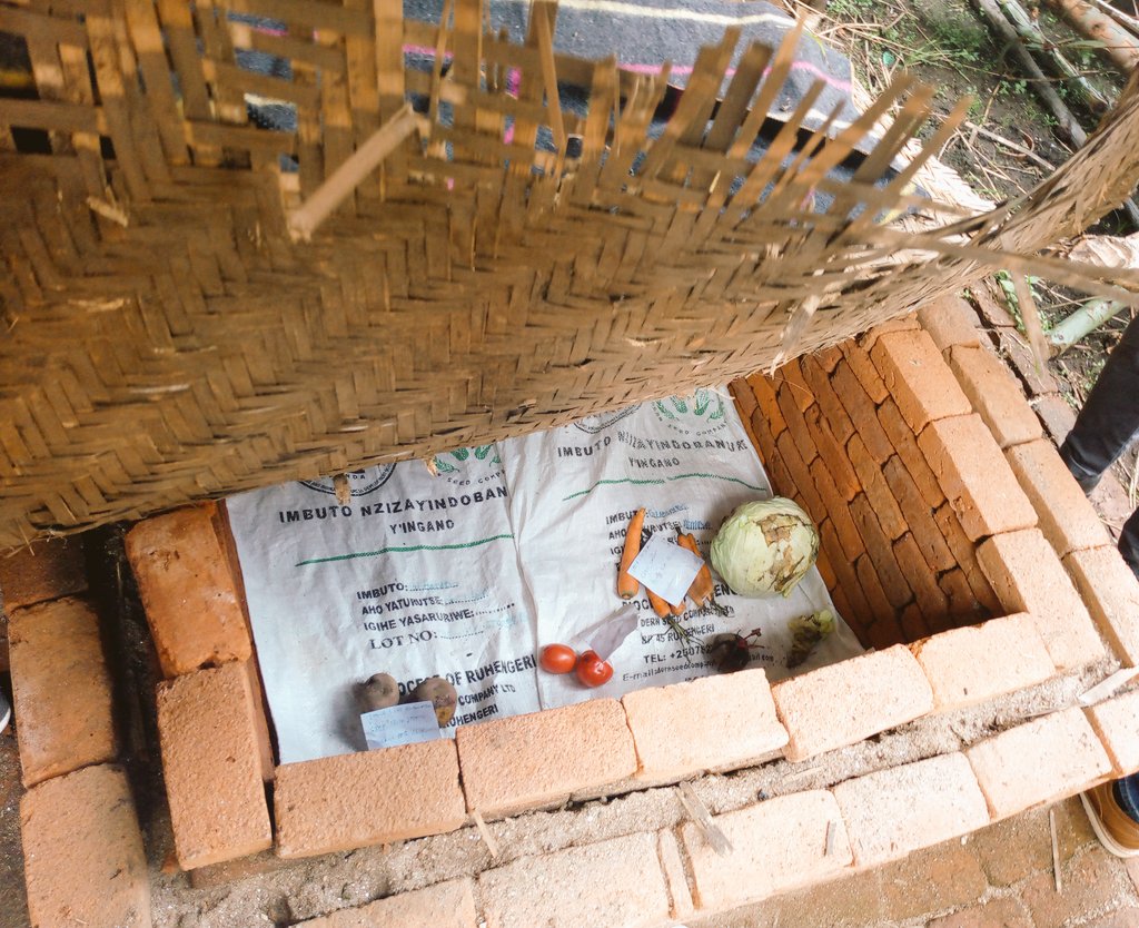 AGRIRESEARCHLtd's tweet photo. With smiles,#farmers welcomed 2023A season's #harvest. But #postharvestlosses scare them!To maintain these smiles,join us to expand our services to be able to accommodate your needs.Reach out to us and let's see how best we can work together with affordable #coldstorage  &amp; #ZEEC https://t.co/MN5RFXy6F8
