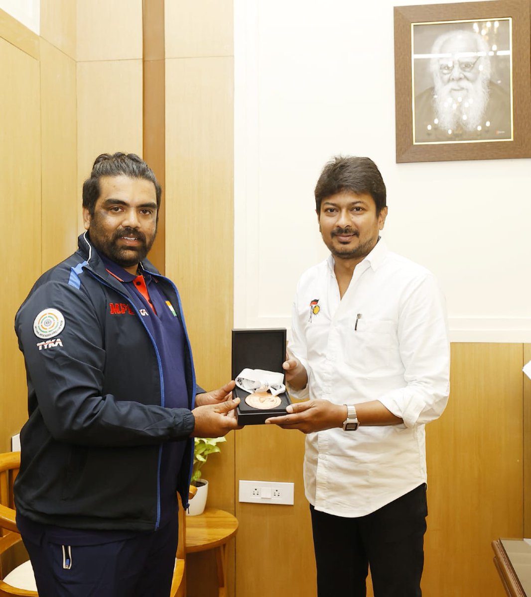 Udhaystalin's tweet photo. தோஹாவில் நடைபெற்ற ISSF 2023 உலக கோப்பை துப்பாக்கி சுடுதல் போட்டியில் இந்தியா சார்பில் பங்கேற்று ஆண்கள் ஒற்றையர் பிரிவில் வெண்கலம் வென்ற தமிழ்நாட்டின் @tondaimanpr அவர்கள் தலைமைச் செயலகத்தில் என்னை நேரில் சந்தித்தார்.அவர் மேலும் பல பதக்கங்களை குவிக்க வாழ்த்தினோம். #NammaChampion https://t.co/dCe8Yv5vv7