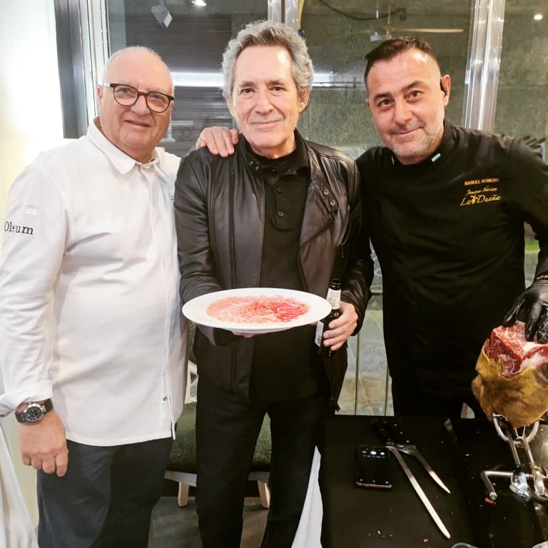 OleumRestaurant's tweet photo. 🔝Una de las visitas más especiales que hemos tenido de uno de los cantantes españoles más relevantes en nuestro restaurante 👏

¡Por más visitas así! 🍻

#MiguelRios #música #granada #oleum #tapasgranada #visitasOleum https://t.co/NbqT24yX0d