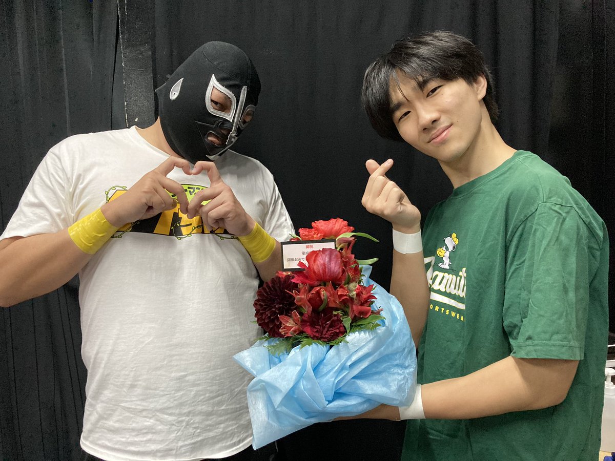 NARIAGARI_PRO's tweet photo. 開場しました！

今大会も素敵なお花をいただきました🌸ありがとうございます！

試合前からあざとい対決勃発か⁉️
#成りプロ https://t.co/8QbZG7LTTg