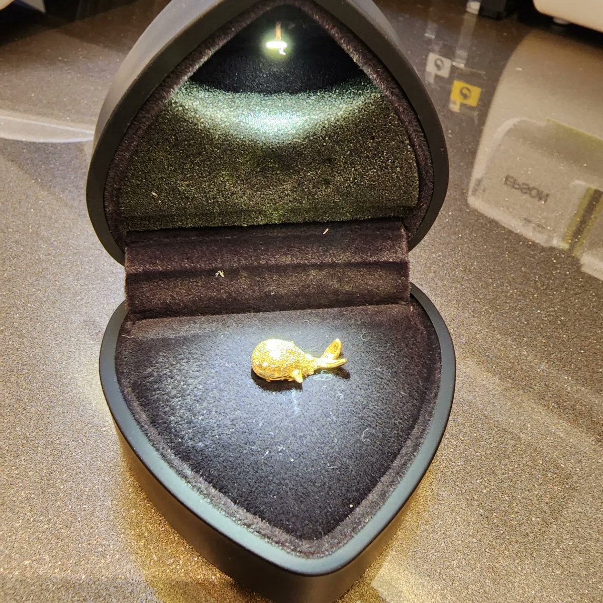 shyted88's tweet photo. Cute baby whale Gold 🐳 
99.99 gold 3.75g 

Birthday present for my friend 🎂 🥳

#whale #baby #goldgift https://t.co/DpfdRSsCfX