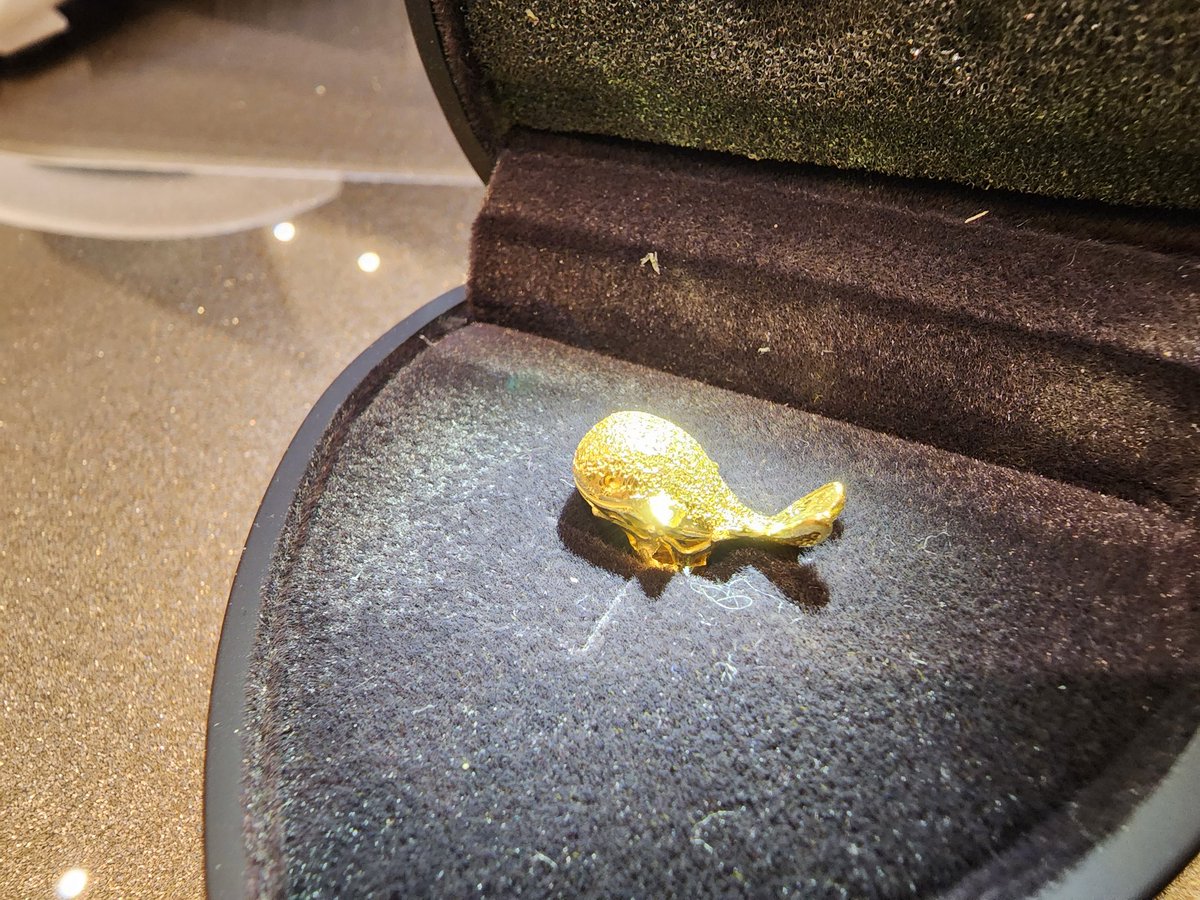 shyted88's tweet photo. Cute baby whale Gold 🐳 
99.99 gold 3.75g 

Birthday present for my friend 🎂 🥳

#whale #baby #goldgift https://t.co/DpfdRSsCfX