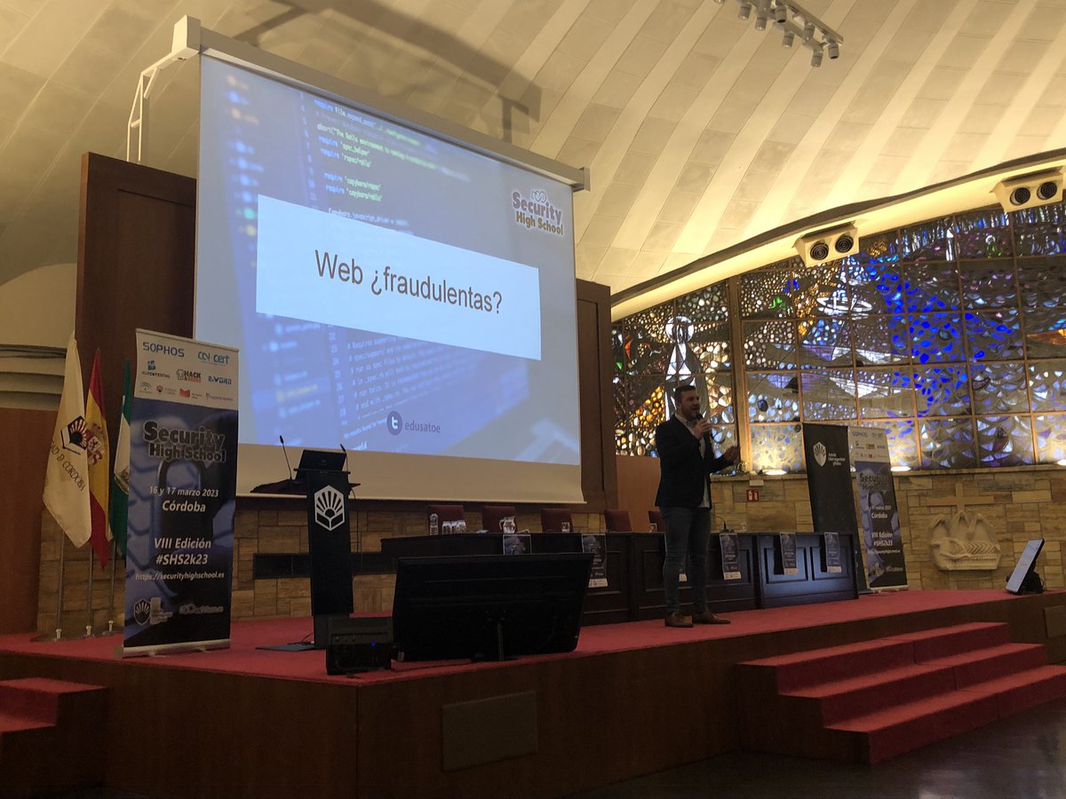 Miguel_Arroyo76's tweet image. Mi amigo @eduSatoe con su entretenida charla sobre phishing a domicilio en el #SHS2k23