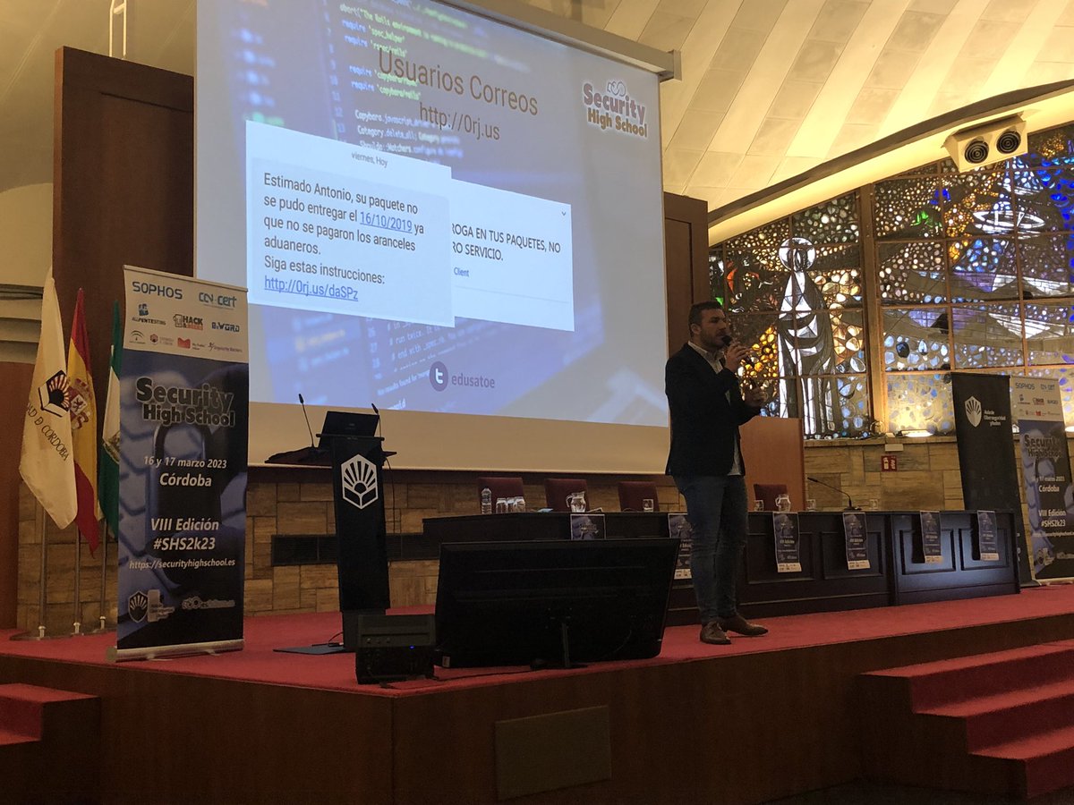 Miguel_Arroyo76's tweet image. Mi amigo @eduSatoe con su entretenida charla sobre phishing a domicilio en el #SHS2k23