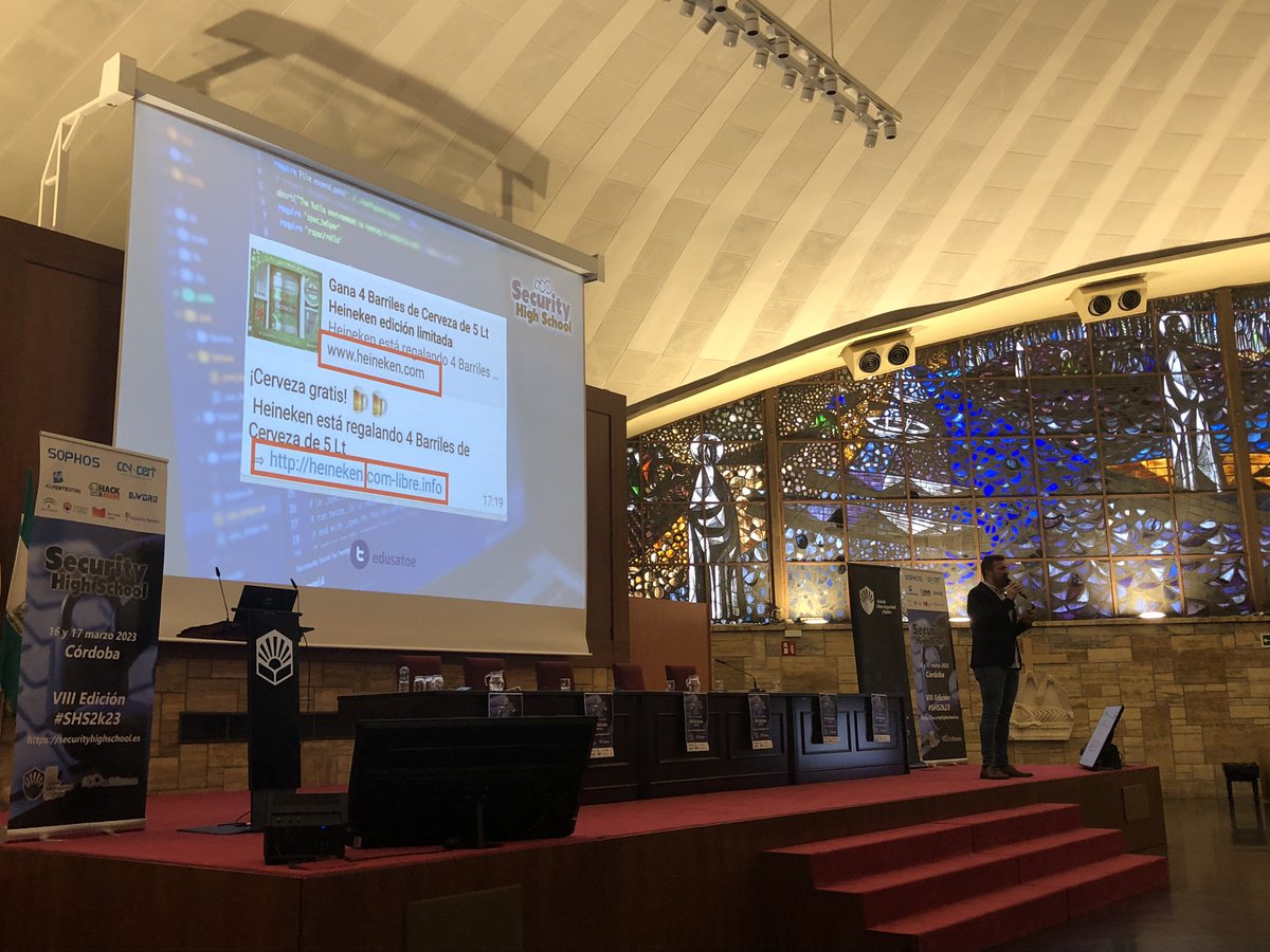 Miguel_Arroyo76's tweet image. Mi amigo @eduSatoe con su entretenida charla sobre phishing a domicilio en el #SHS2k23