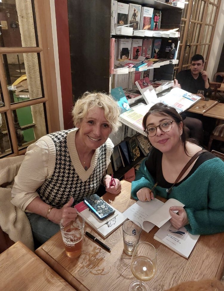 EditionsMilot's tweet photo. 🎤 Hier soir L'Ours et la Vieille Grille accueillait :
📗Caroline de Freitas a lu des extraits de Je ne dérange pas les souvenirs chez Éditions Milot et Éditions Yigui

#dedicace #d #auteur #bookstagr https://t.co/CtEKTjS4dR