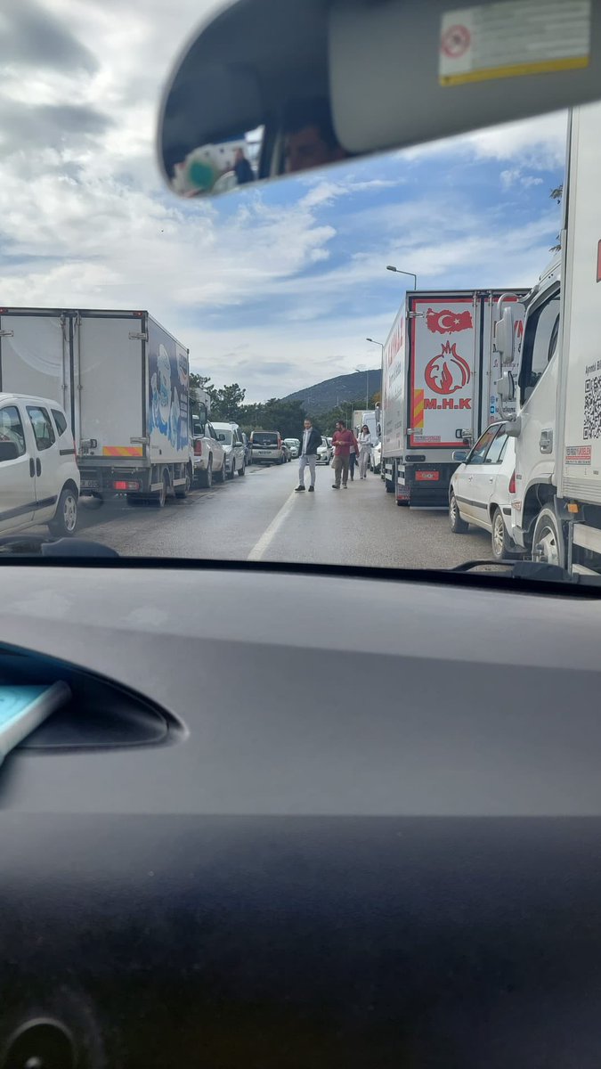 akbasmtsk's tweet photo. @ahmetarasbodrum Syn başkanımız Heredot merkezinde ne zaman etkinlik olsa tüm sürücü kursları ve adayları mağdur oluyor üstelik siz de dün oradaydınız. Araç sahipleri öğreticilere küfür ediyor alanlarımıza park ediyor giriş çıkışımızı zorlaştırıyor önlem ya da organizasyon yok https://t.co/GvVfIOnXel