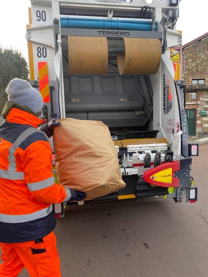 Lancement aujourd’hui à <a href="/ville_sevres/">Ville de Sèvres</a> de la collecte hebdomadaire des déchets verts. Elle aura lieu tous les jeudis matin jusqu’à fin octobre, sur les quartiers pavillonnaires. Vive ce nouveau service de proximité déployé par <a href="/GPSO_SeineOuest/">Grand Paris Seine Ouest (GPSO)</a>