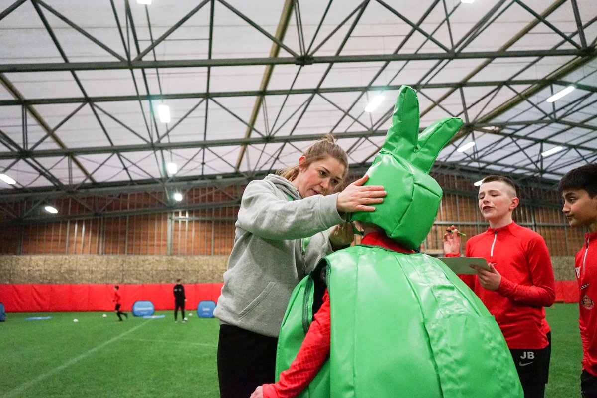 ifucareshare's tweet photo. A great on the pitch workshop with @SunderlandAFC @AcademyOfLight players this week ⚽️

Through these workshops we are able to educate young people on the 5 ways to wellbeing, the importance of communication and supporting each other 💚 #mentalhealth https://t.co/aSA3qygX0m