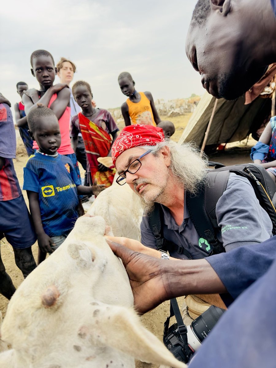 Unser #togev Mitglied und #tierarzt Olaf besucht derzeit das Cattle Camp der Dinka am Weißen Nil, nahe Bor. Zusammen mit Christian und Rickie verschaffen sie sich einen Eindruck vor Ort. Ein spannender Besuch! 

#vsfgermany #tierärzteohnegrenzen #weißernil #nil #onehealth