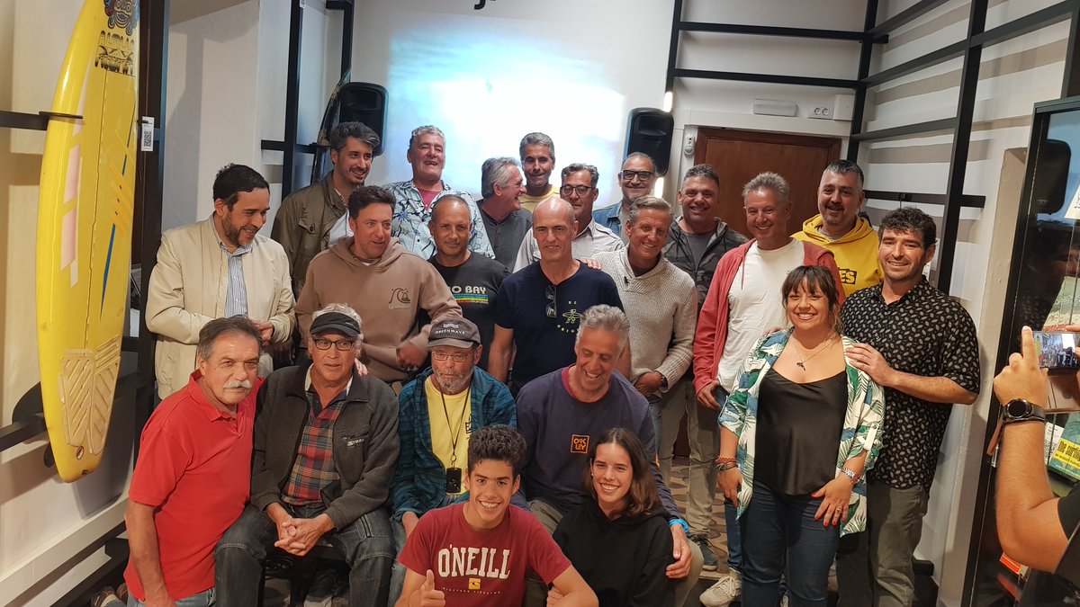 Unidas_sepuede's tweet image. ¡Queda inaugurada la Capilla del #Surf! 🏄🏻

Ayer vivimos una tarde muy emocionante en la inauguración de esta iniciativa de @idaira_afonso como responsable de @Turismo_LL . Se ubica en #Bajamar y pretende reflejar el impacto de este deporte en las zonas costeras de #LaLaguna. 🌊