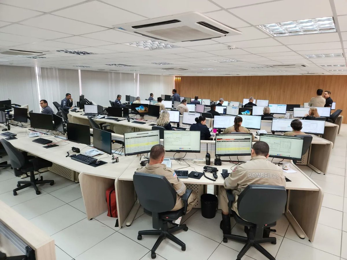 PabloSilvaLira's tweet photo. 🔎 Em 2004, quando o CIODES começou as operações, eu trabalhava na Gerência de Estatística e Análise Criminal (GEAC) da SESP/ES.

🖥 Quase 20 anos depois, o CIODES passou por uma importante reforma de ampliação e modernização sob a liderança do Governador Renato @casagrande_es https://t.co/GfHpIMy2z8