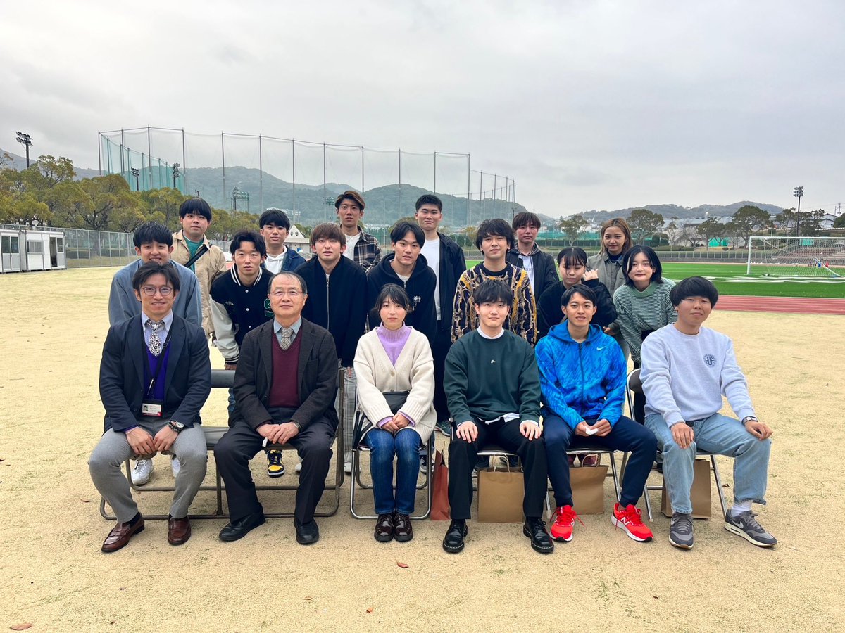kyusanTandF's tweet photo. 4年生の皆さんご卒業おめでとうございます🎉
活動が制限される中でしたが、チームを引っ張り共に練習して下さりありがとうございました！
春から大変だと思いますが、これからも応援しています！！

心の準備はバッチリですか？？
On your marks… https://t.co/FES53t0fUr