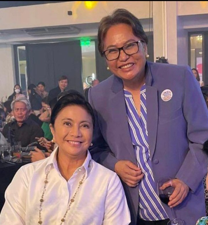 Isang "talunan" at isang matagal ng nakatayo dahil hindi "makaupo"🤣