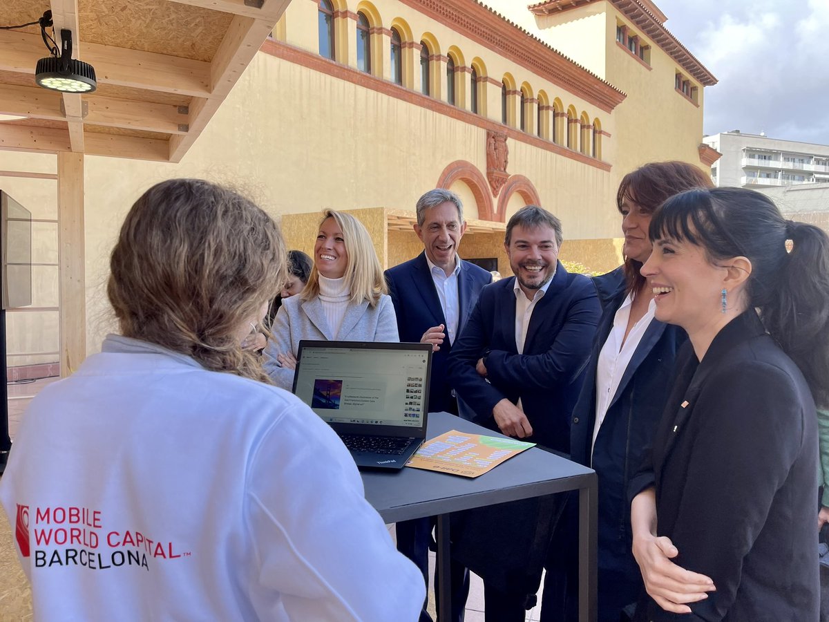 MariaEugeniaGay's tweet photo. El #TechandPlay @MWCapital apropa les tendències en innovació i connectivitat presentades al #MWC2023 a la ciutadania a través de diferents activitats lúdiques. 

Inauguració i recorregut immersiu amb @laiabonetrull @GinaTost i @ffajula. https://t.co/v4Cc8GvoAc