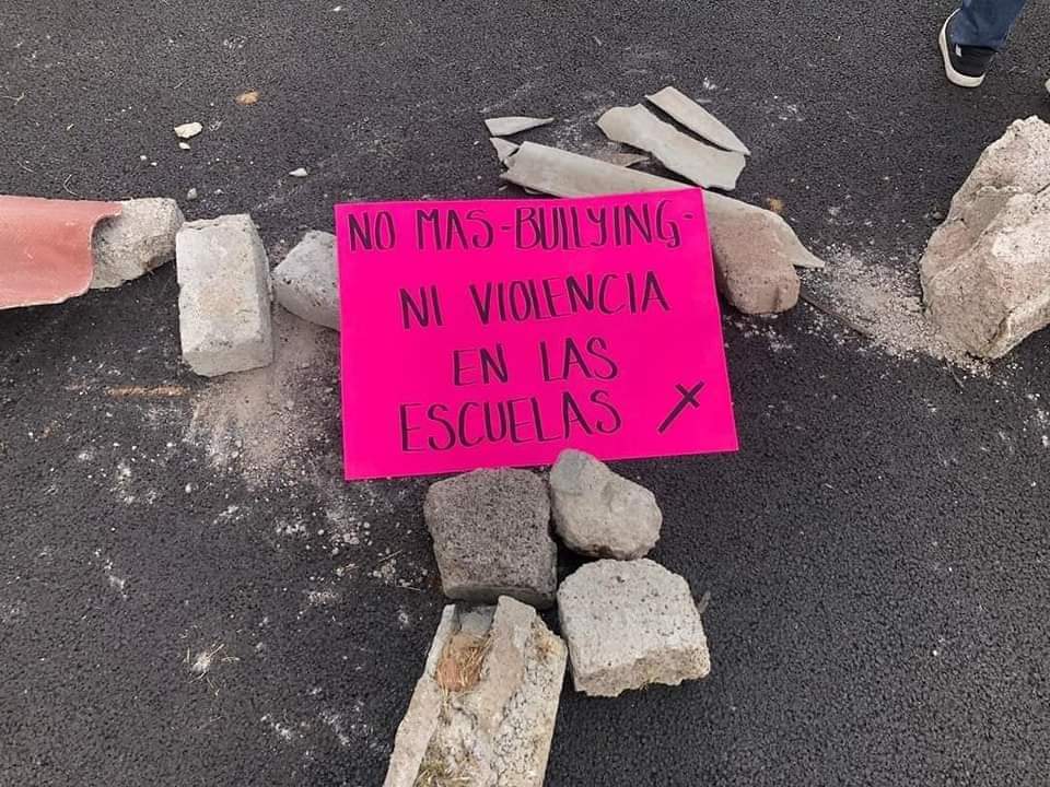 OlimpiaCMujer's tweet photo. México ocupa el primer lugar en bullying en el contexto internacional, el 50% de los estudiantes mexicanos son víctimas de este tipo de acoso.
(OCDE)
La muerte de Norma Lizbeth es responsabilidad de todos y todas. 
Difundir contenido donde la revictimizan también es violencia https://t.co/rNUY36HReN