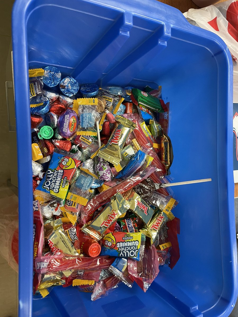 borri_mary's tweet photo. First pic is of how much the teachers needed candy this week. Second is of how much I bought for the last week before break!! #cridgepride #springbreakiscoming https://t.co/NFdIvSSnso