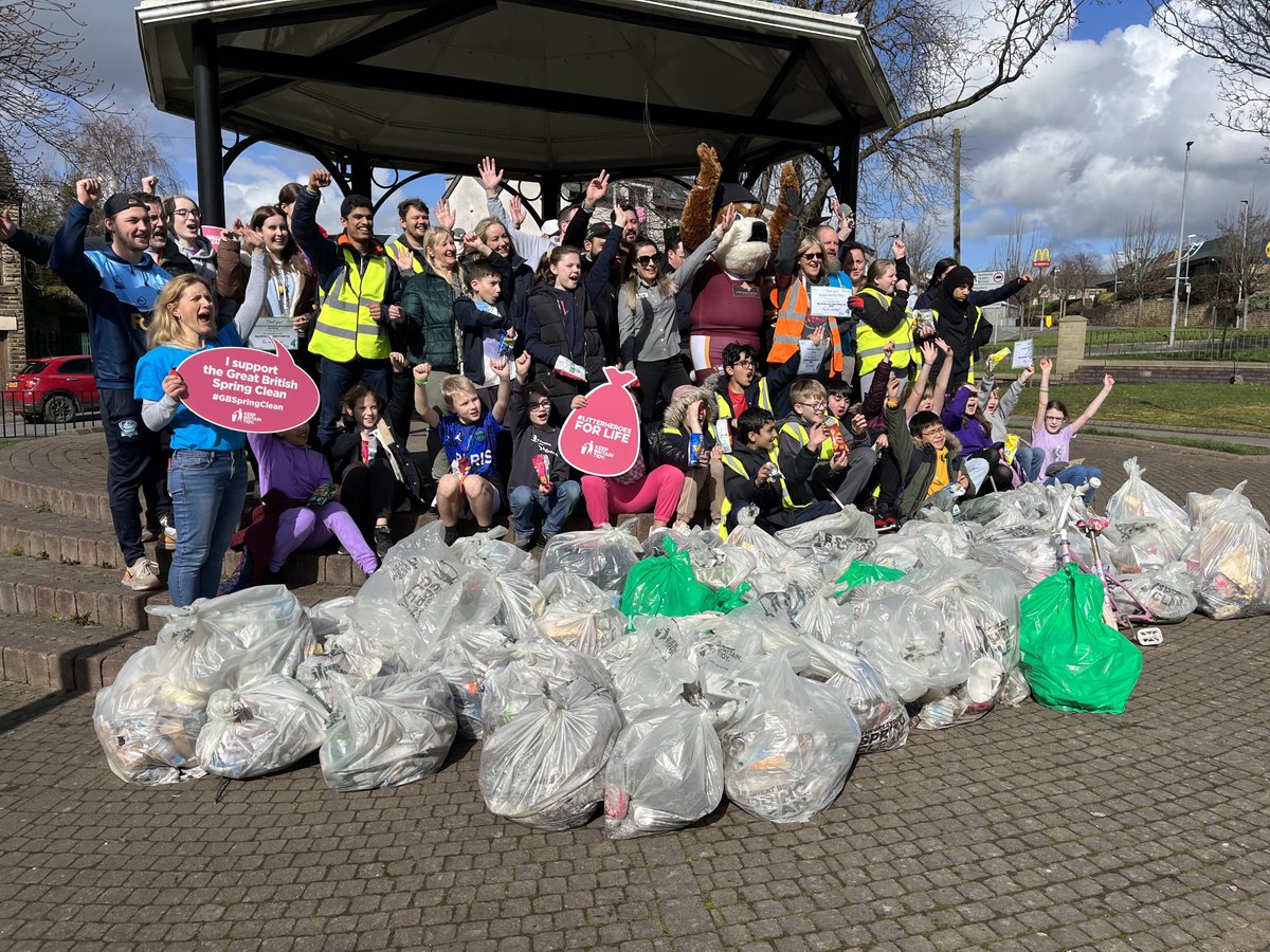 hlbingham's tweet photo. And we’re off! Fabulous start to this year’s ⁦@KeepBritainTidy⁩ #GBSpringClean in #Heckmondwike with ⁦@kimleadbeater⁩ ⁦@KFC_UKI⁩ ⁦@McDonaldsUK⁩ ⁦@walkers_crisps⁩ - and the sun shone down on us 🌞 https://t.co/55pRMQFWfl