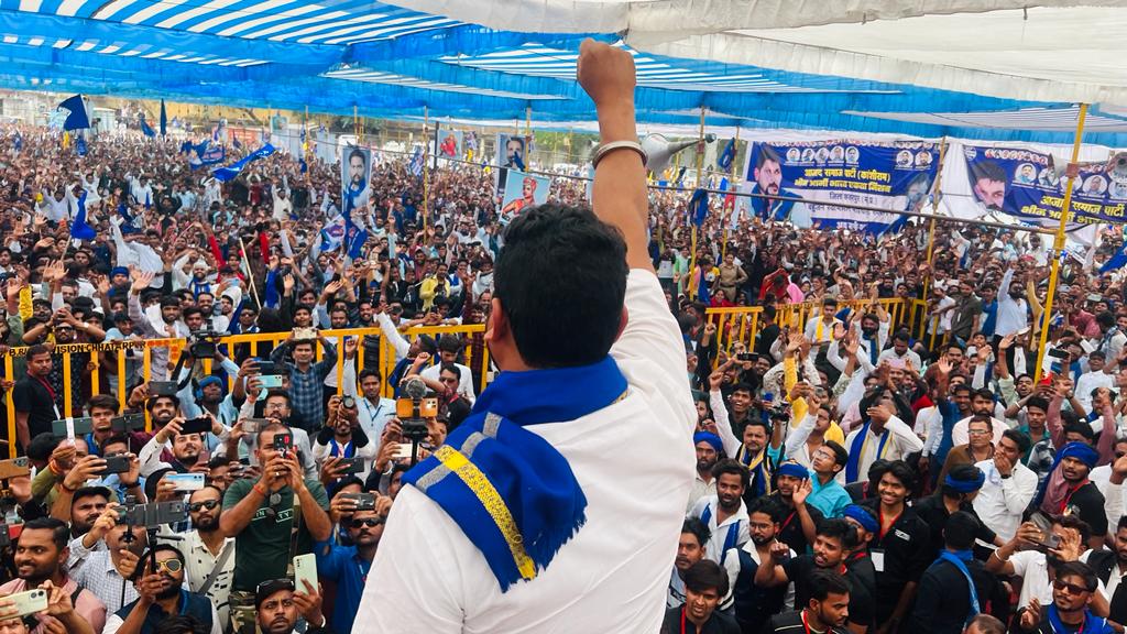 BhimArmyChief's tweet photo. आजाद समाज पार्टी( भीम आर्मी) के तत्वधान में आज बहुज��� स्वाभिमान रैली छतरपुर में! https://t.co/pWS6bhct1b