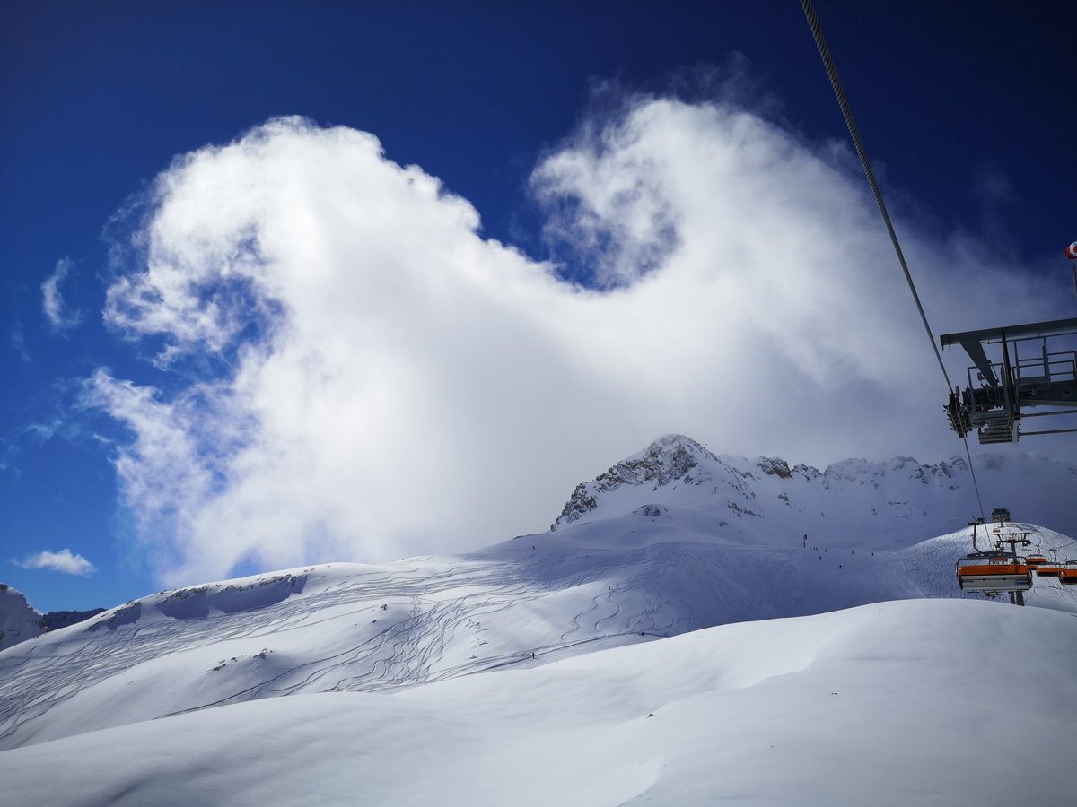 SebastianBley1's tweet photo. To be a bit closer to the #Aeolus satellite, the Aeolus DISC Team met for a working meeting at #Schneefernerhaus on the #Zugspitze to discuss about the present and to prepare for the future of the mission. @esa_aeolus https://t.co/tmFGQ14Y8L