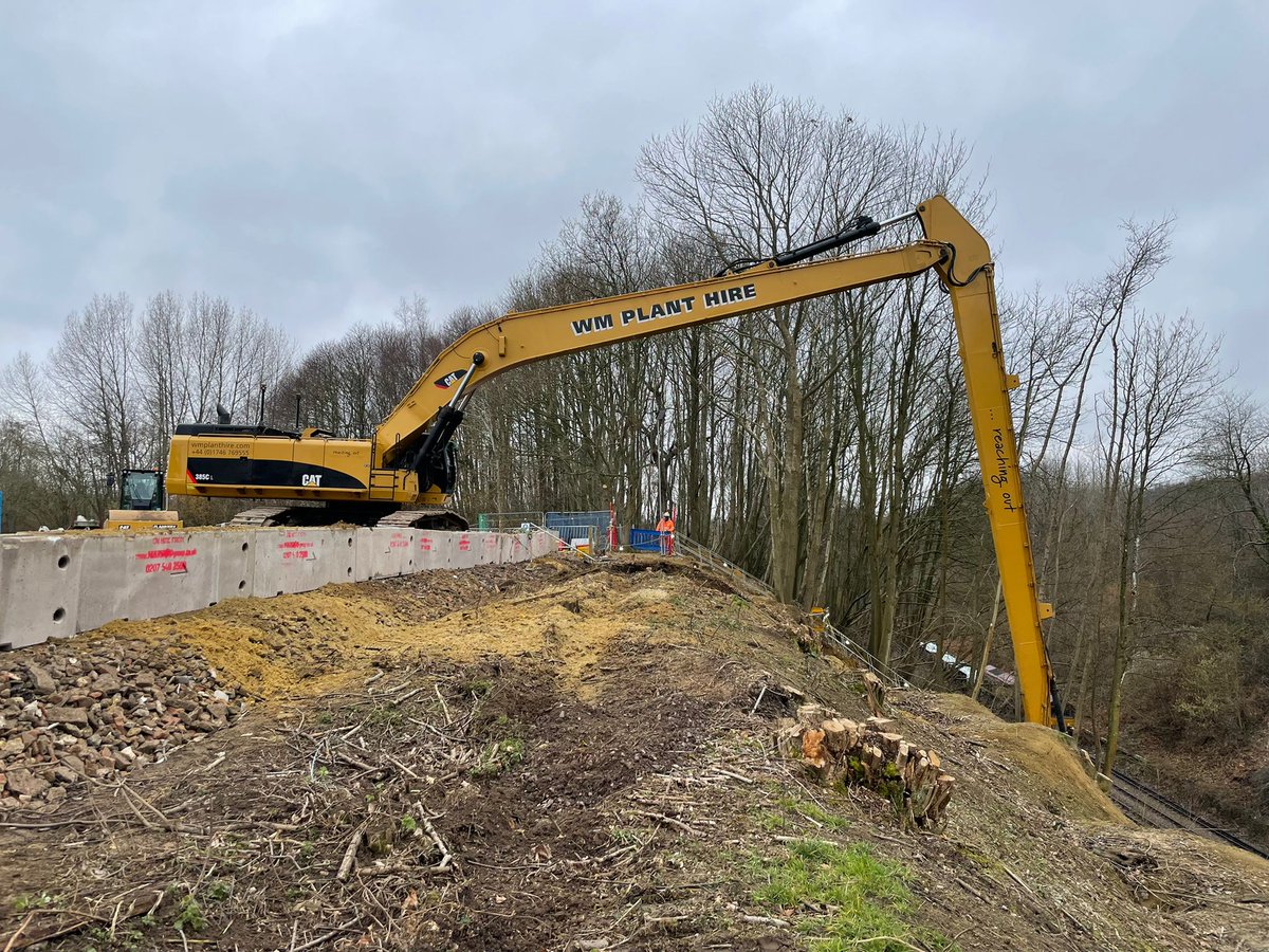 Keeping passengers moving at #SellingTunnel using the impressive 30m reach of our CAT long reach to work at distance to carry out regrading as part of slope stabilisation work. #Railways #keepmoving #SafetyFirst #reachingout #longreach @BAMNuttall @NetworkRailSE @networkrail