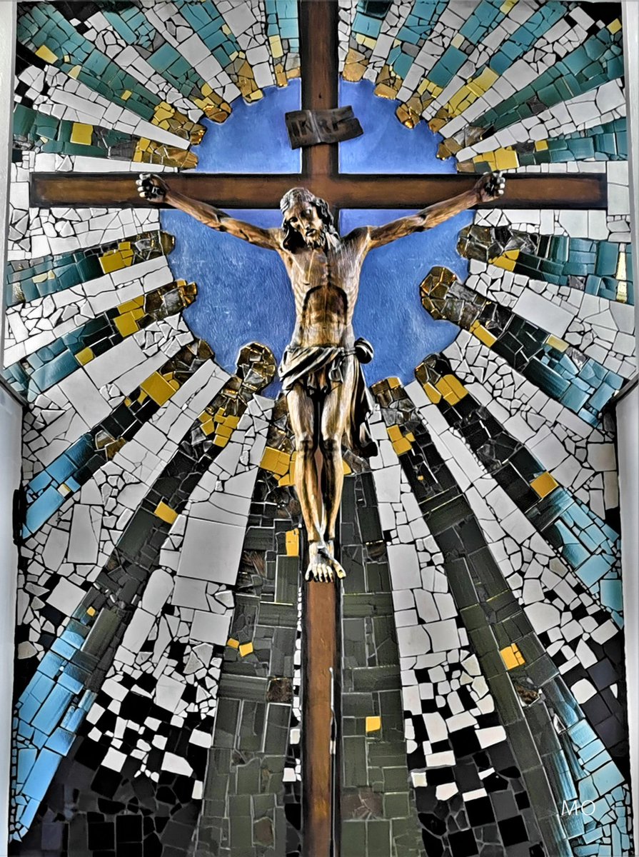 Kreuz der Hundertwasserkirche mit Strahlenkranzmosaik