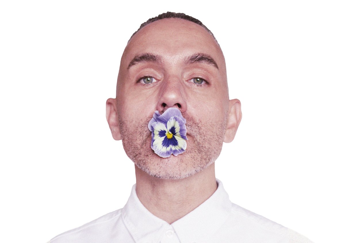 The next speaker in our #VisitingArtistsTalks series is ‘accidental activist’ & award winning artist #PaulHarfleet

@ThePansyProject plants pansies at sites of homophobia & in 2020 began #BirdsCanFly, a queer exploration of ornithology

Mon 20 March, 2pm

ahc.leeds.ac.uk/fine-art/event…