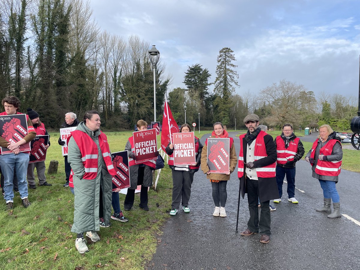 CarmelGates's tweet photo. Workers in fine form this morning but determined to win a decent pay rise ⁦@nipsa⁩ #folkmuseumstrike https://t.co/qoMEojazpq